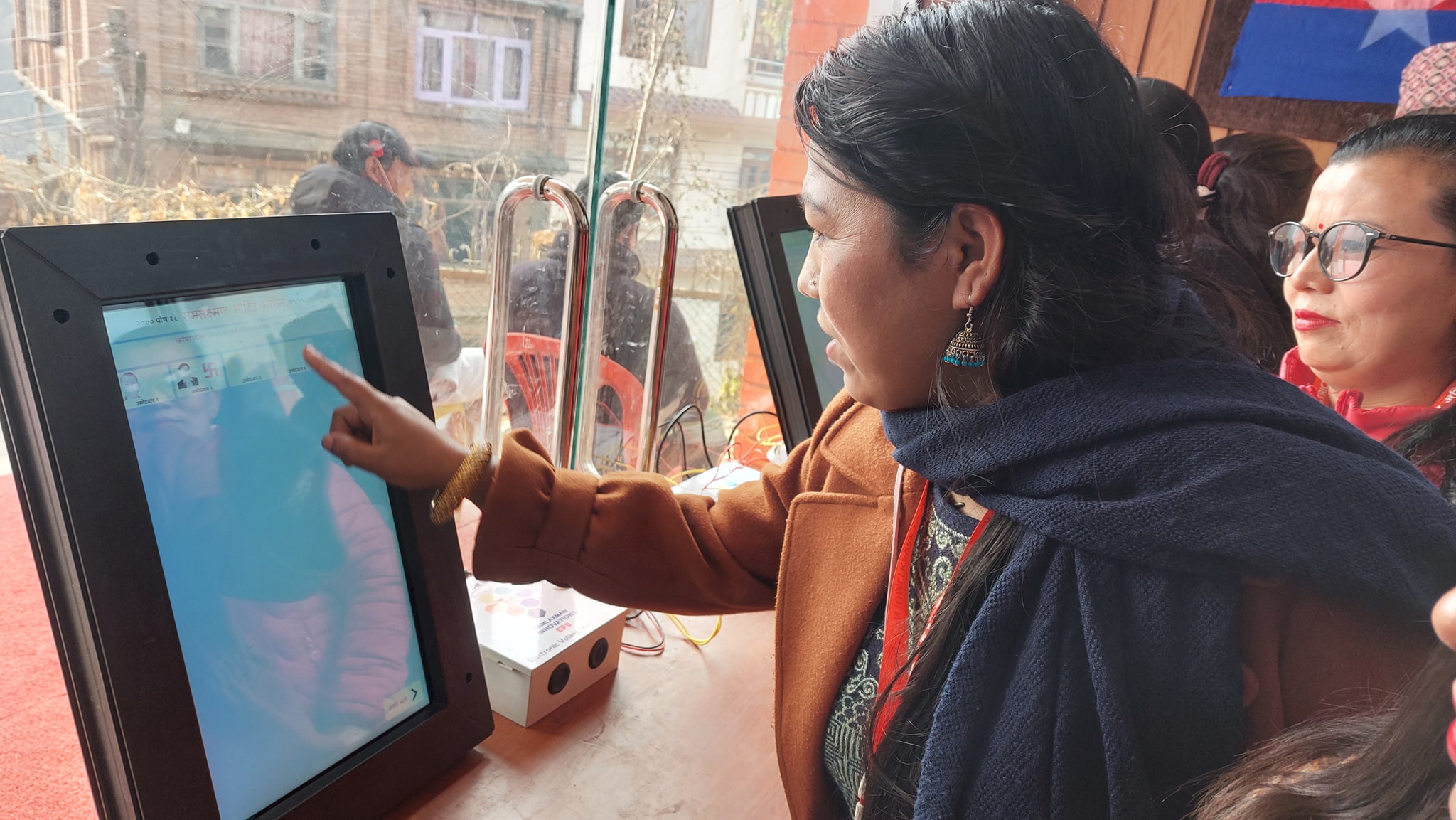 एमाले काभ्रेको जिल्ला अधिवेशनः  भोट हाल्न सिक्दै प्रतिनिधीहरु