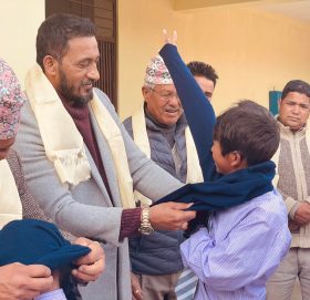 युवा नेता गणेश लामाद्वारा विद्यार्थीलाई न्यानो पोशाक वितरण