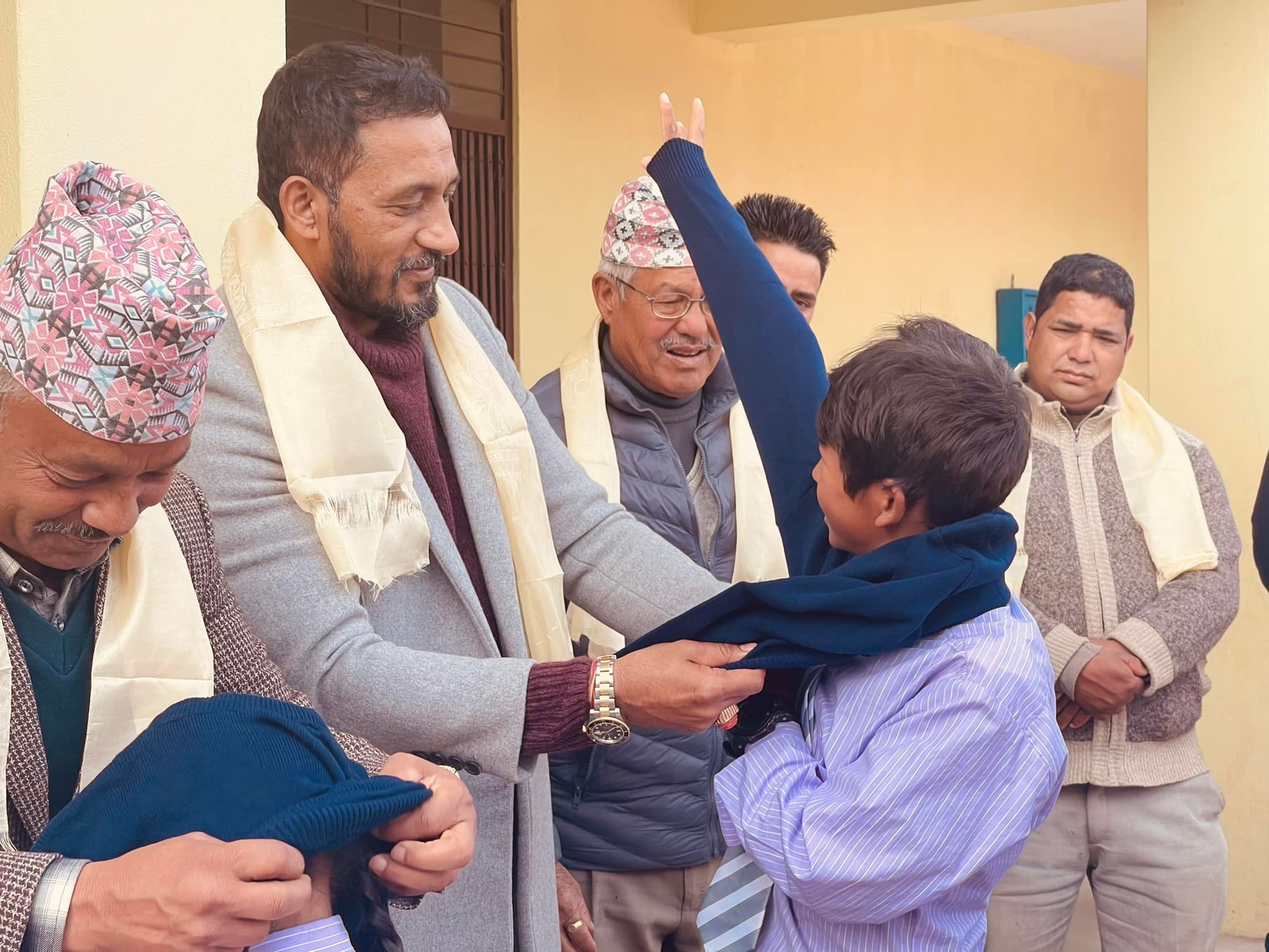 युवा नेता गणेश लामाद्वारा विद्यार्थीलाई न्यानो पोशाक वितरण