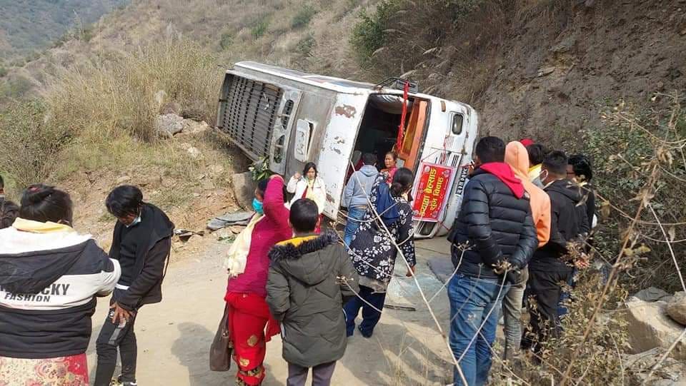 काभ्रेमा जन्ती बोकेको बस दु र्घ टना