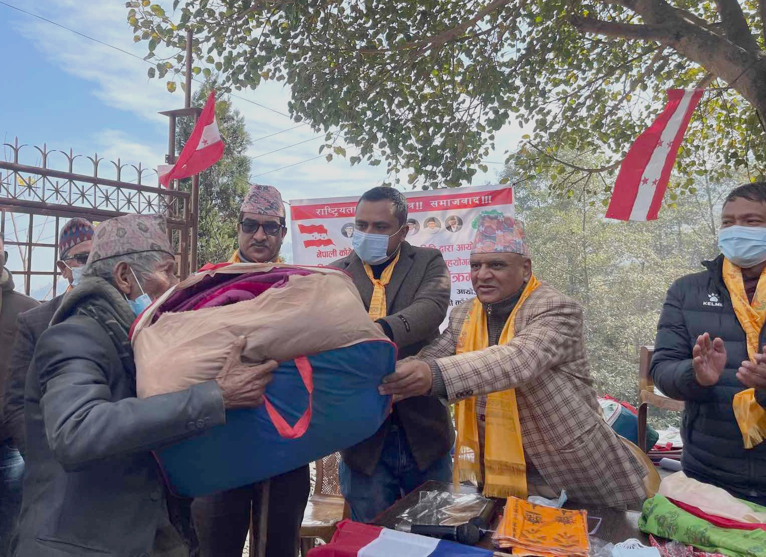 काभ्रे धुलिखेलका दलित तथा विपन्न परिवारलाई न्यायो कपडा वितरण