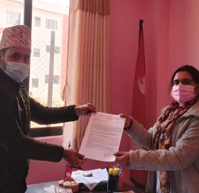 राष्ट्रिय स्वास्थ्यकर्मी संघ काभ्रेले बुझायो ज्ञापनपत्र