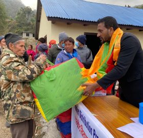यूवा नेता गणेश लामाद्वारा सुत्केरी महिला र बृद्धबृद्धालाई न्यानो कपडा वितरण