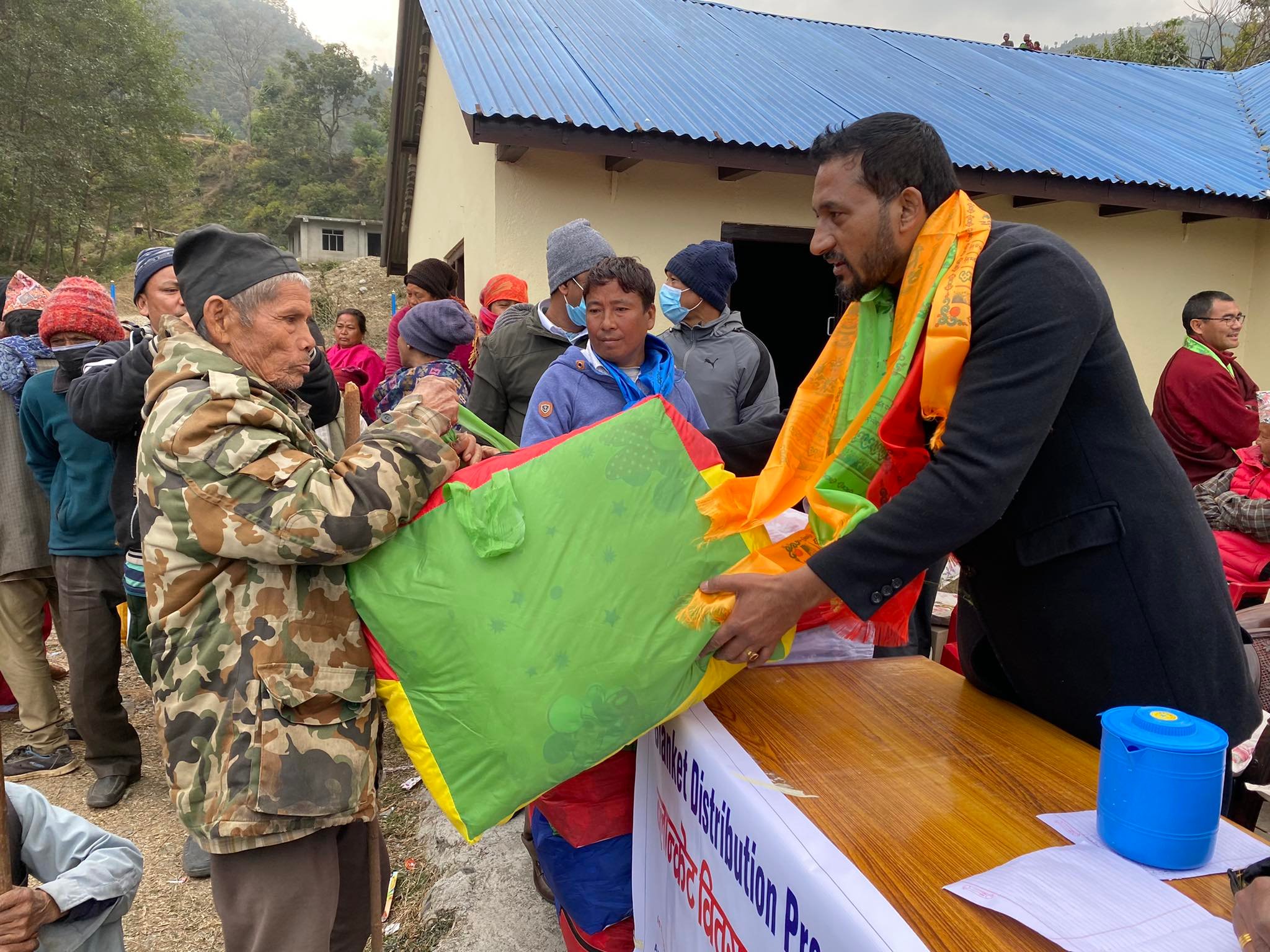 यूवा नेता गणेश लामाद्वारा सुत्केरी महिला र बृद्धबृद्धालाई न्यानो कपडा वितरण