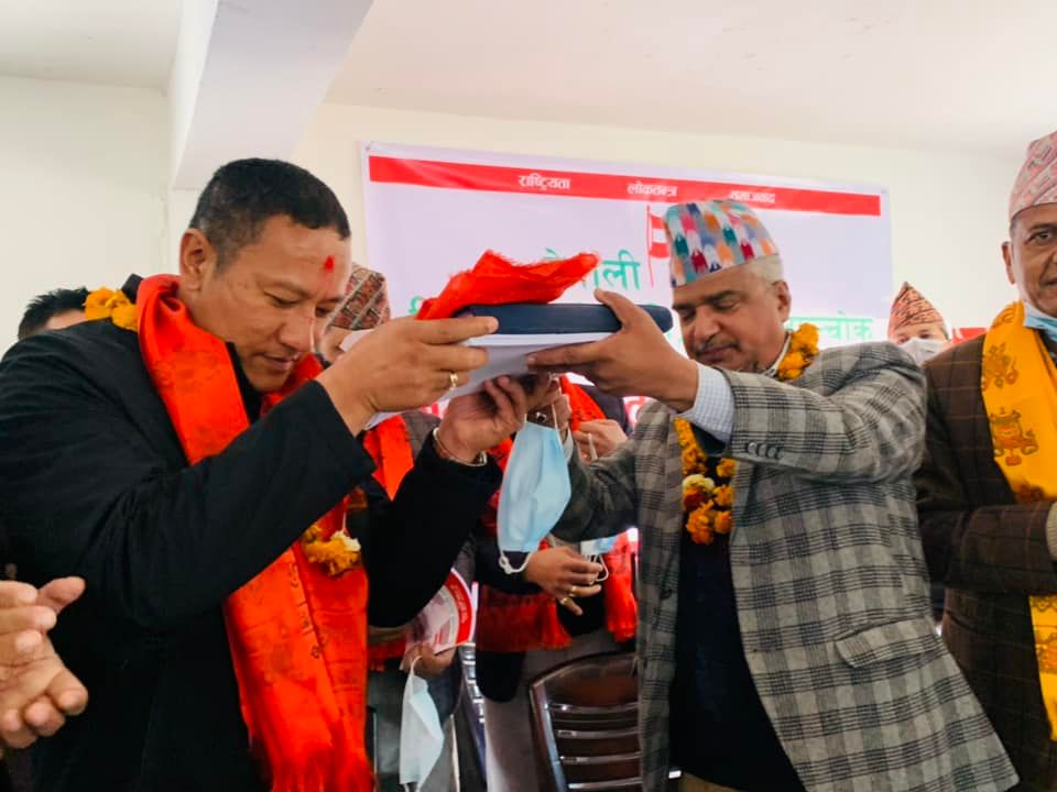 कांग्रेस काभ्रेका जिल्ला सभापति तीर्थ लामाद्वारा पदभार ग्रहण