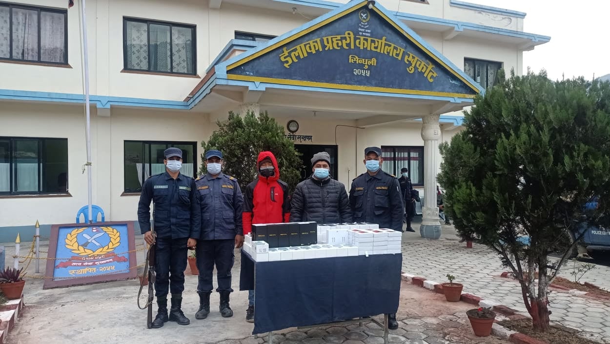 काभ्रेका दिपेन्द्र अवैध मोबाइल सहित पक्राउ