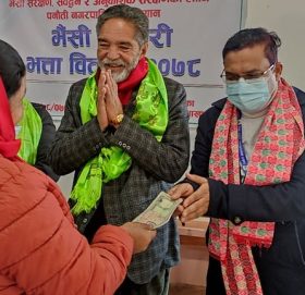 काभ्रेको पनौतीका किसानले पाए भैंसीको सुत्केरी भत्ता