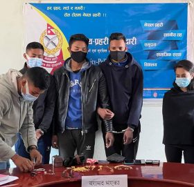 पत्रकारको घर चोरी गर्ने तीन जना प क्रा उ
