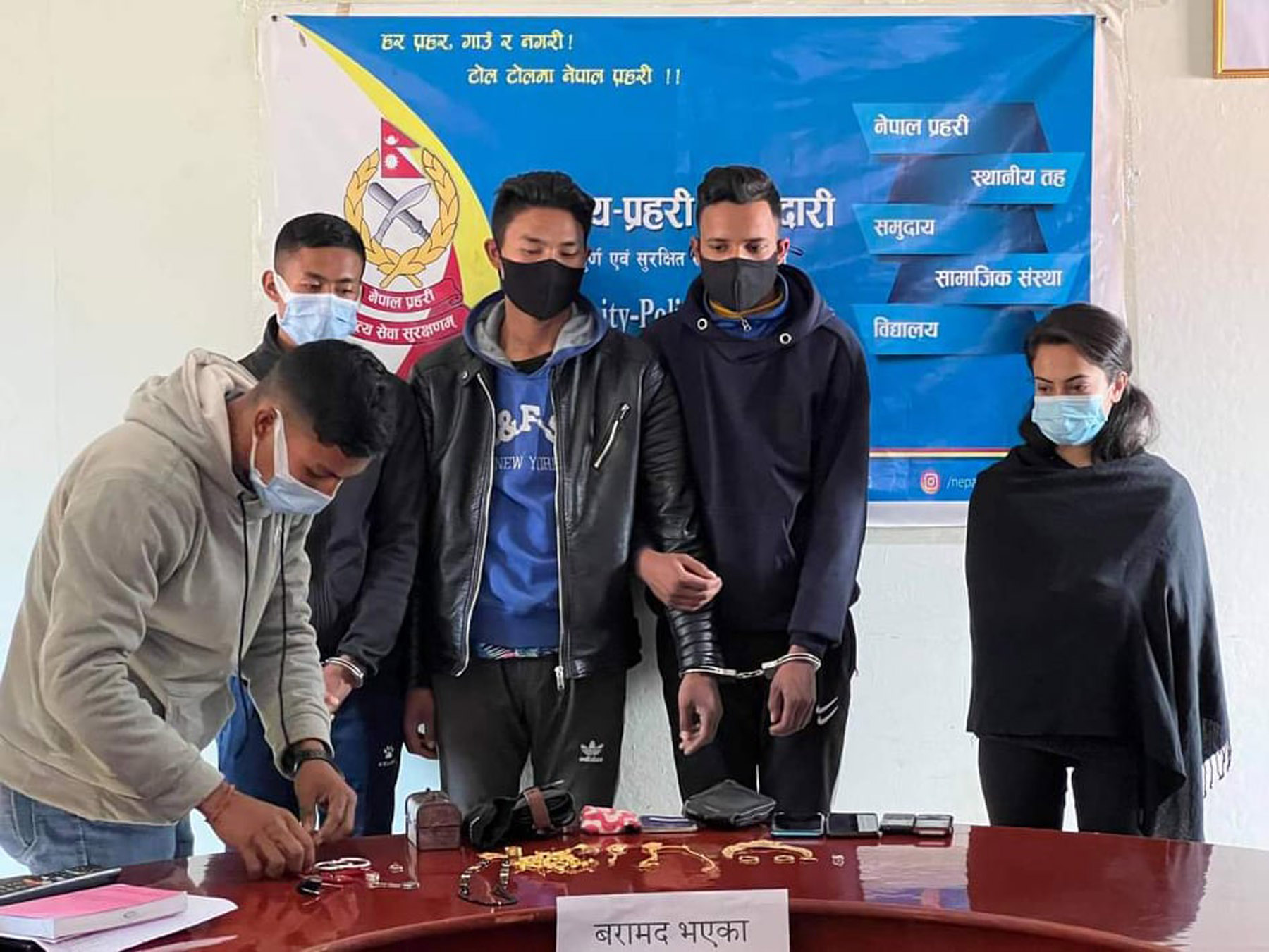 पत्रकारको घर चोरी गर्ने तीन जना प क्रा उ