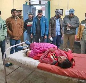 प्रधानमन्त्रीलाई कालो झण्डा देखाएकी महिलामाथि गो ली प्र हा र