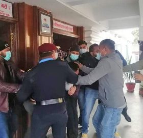 काठमाडौं मेडिकल कलेजका सञ्चालक सुनिल शर्मालाई विद्यार्थीले दले कालोमोसो