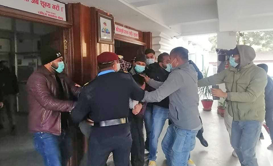 काठमाडौं मेडिकल कलेजका सञ्चालक सुनिल शर्मालाई विद्यार्थीले दले कालोमोसो