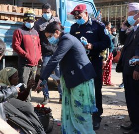 काभ्रेको चोकचोकमा मास्क बाँड्दै सिडियो र एसपी