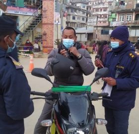 काभ्रेमा कोभिडः मुखमा १० रुपैयाँको मास्क छैन् ? १ सय रुपैयाँ तिर्न तयार हुनुहोस्