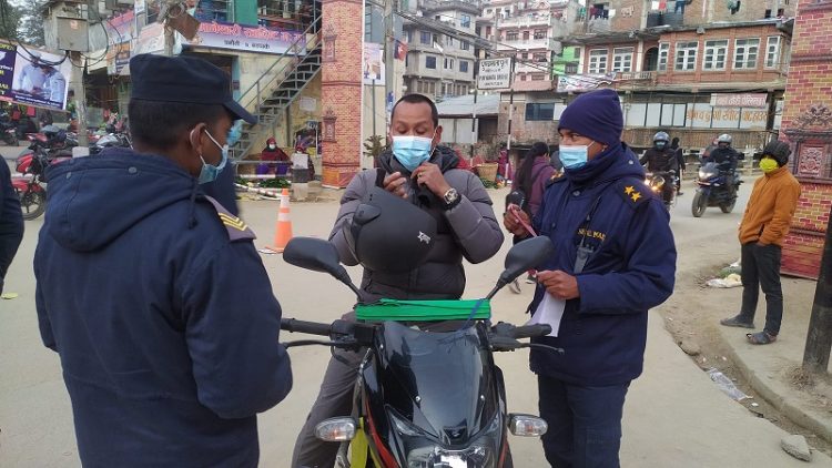 काभ्रेमा कोभिडः मुखमा १० रुपैयाँको मास्क छैन् ? १ सय रुपैयाँ तिर्न तयार हुनुहोस्