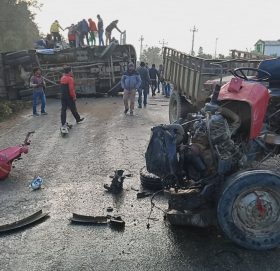 ट्याक्टरमा बस ठोक्किँदा २४ यात्रु घाइते