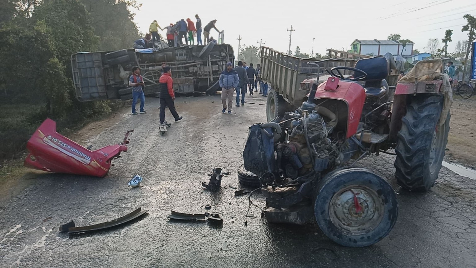 ट्याक्टरमा बस ठोक्किँदा २४ यात्रु घाइते