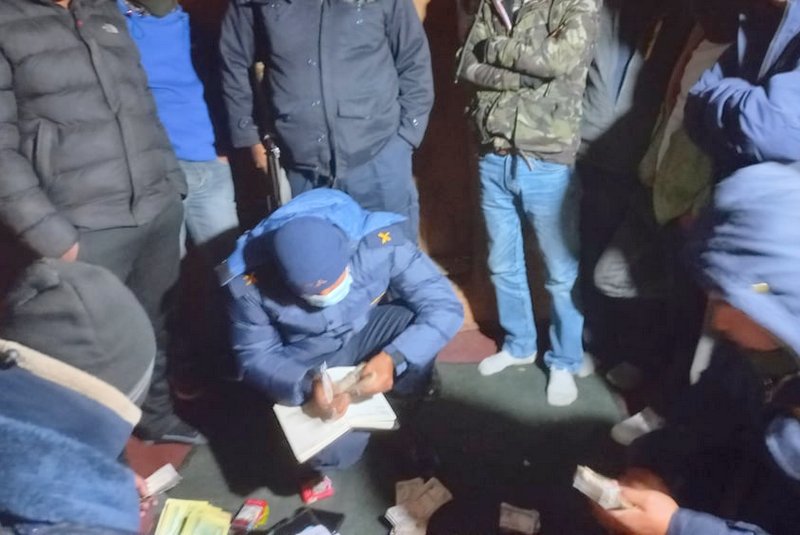जुवा-तास खेल्दै गरेका १३ जना प क्रा उ