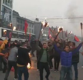 काभ्रेमा एमालेका युवाहरुले गरे सरकारको वि रो ध
