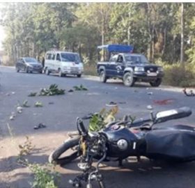 पोलमा मोटरसाइकल ठोक्किदा एक जनाको ज्यान गयो, एक जना घा इ ते