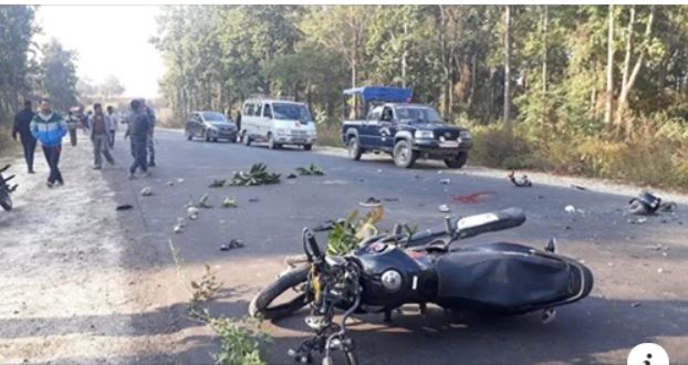 पोलमा मोटरसाइकल ठोक्किदा एक जनाको ज्यान गयो, एक जना घा इ ते