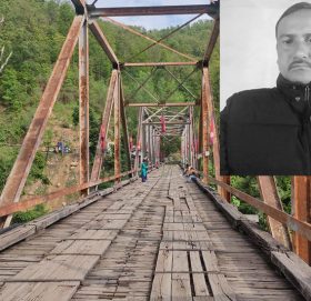 गोदावरीको काठे पुलबाट खसेर शिक्षकको ज्यान गयो
