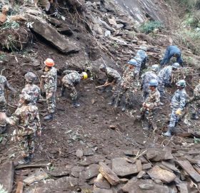 धादिङ पहिरोमा पुरिएका काभ्रेका राजुको श व भेटियो, दुई जनाको अवस्था अ ज्ञा त
