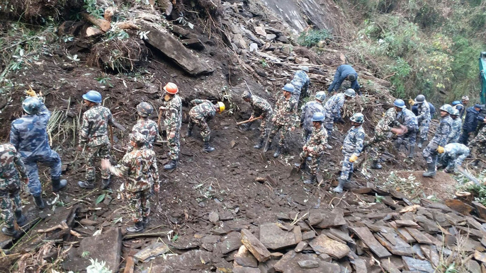 धादिङ पहिरोमा पुरिएका काभ्रेका राजुको श व भेटियो, दुई जनाको अवस्था अ ज्ञा त