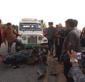 जिप र मोटरसाइकल एकआपसमा ठोक्किदा एकजनाको मृ त्यु‚ एक घा इ ते