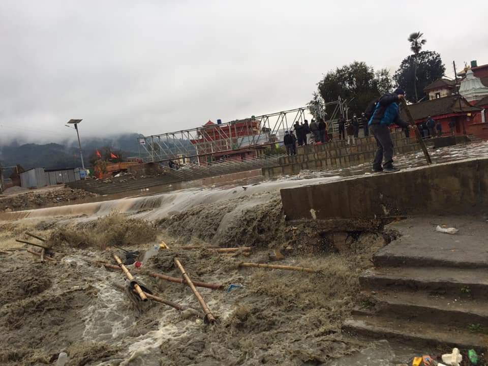 मकर मेला वर्षाले प्रभावित, स्नान स्थल बाढीले बगायो