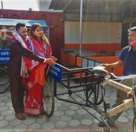 काभ्रेका एक नवविवाहित जोडीले गरे उदाहरणीय काम, विवाहको खर्च कटाएर रिक्सा र ठेलागाडा वितरण