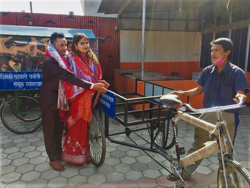 काभ्रेका एक नवविवाहित जोडीले गरे उदाहरणीय काम, विवाहको खर्च कटाएर रिक्सा र ठेलागाडा वितरण