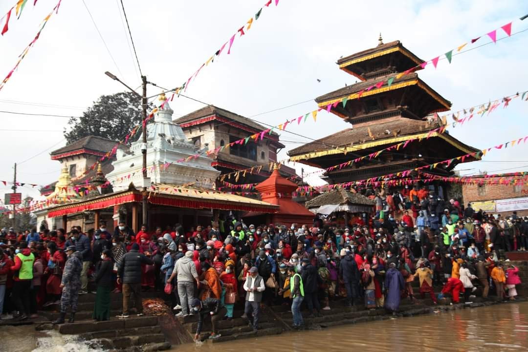 १२ बर्षे मकर मेलामा भक्तजनको ठेलमठेल, प्रशासनको आदेश खै कता लागु ?