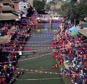 १२ बर्षे मकर मेला हेर्न उर्लिएको मानव सागर
