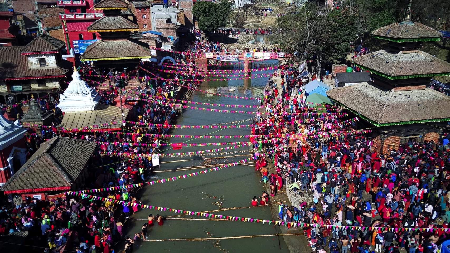 १२ बर्षे मकर मेला हेर्न उर्लिएको मानव सागर
