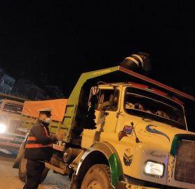 काभ्रे प्र हरी को एक्सन: प्रेसर हर्न बजाउने र ओभरलोड बक्ने सवारी साधानलाई कारवाही