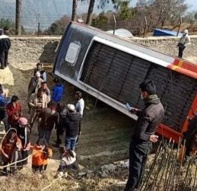 कालिन्चोक दर्शनका लागि हिडेको बस दु र्घ ट ना