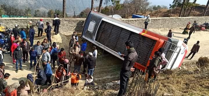कालिन्चोक दर्शनका लागि हिडेको बस दु र्घ ट ना