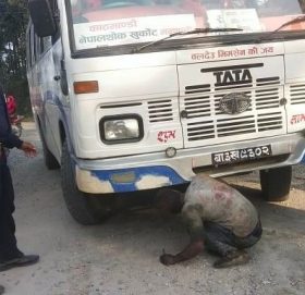 काभ्रे प्रहरीद्वारा सवारी साधनलाई कारबाही