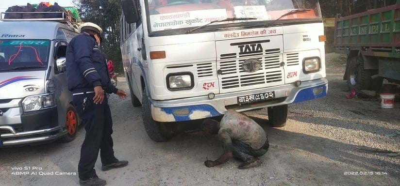 काभ्रे प्रहरीद्वारा सवारी साधनलाई कारबाही
