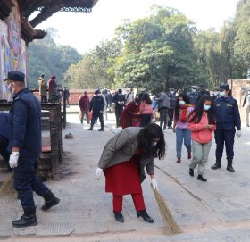 प्रजातन्त्र दिवस : काभ्रेमा सरसफाई अभियान, प्रजिअ पाण्डे आफैँ झाडु लिएर पुगिन् सडकदेखि मन्दिरसम्म