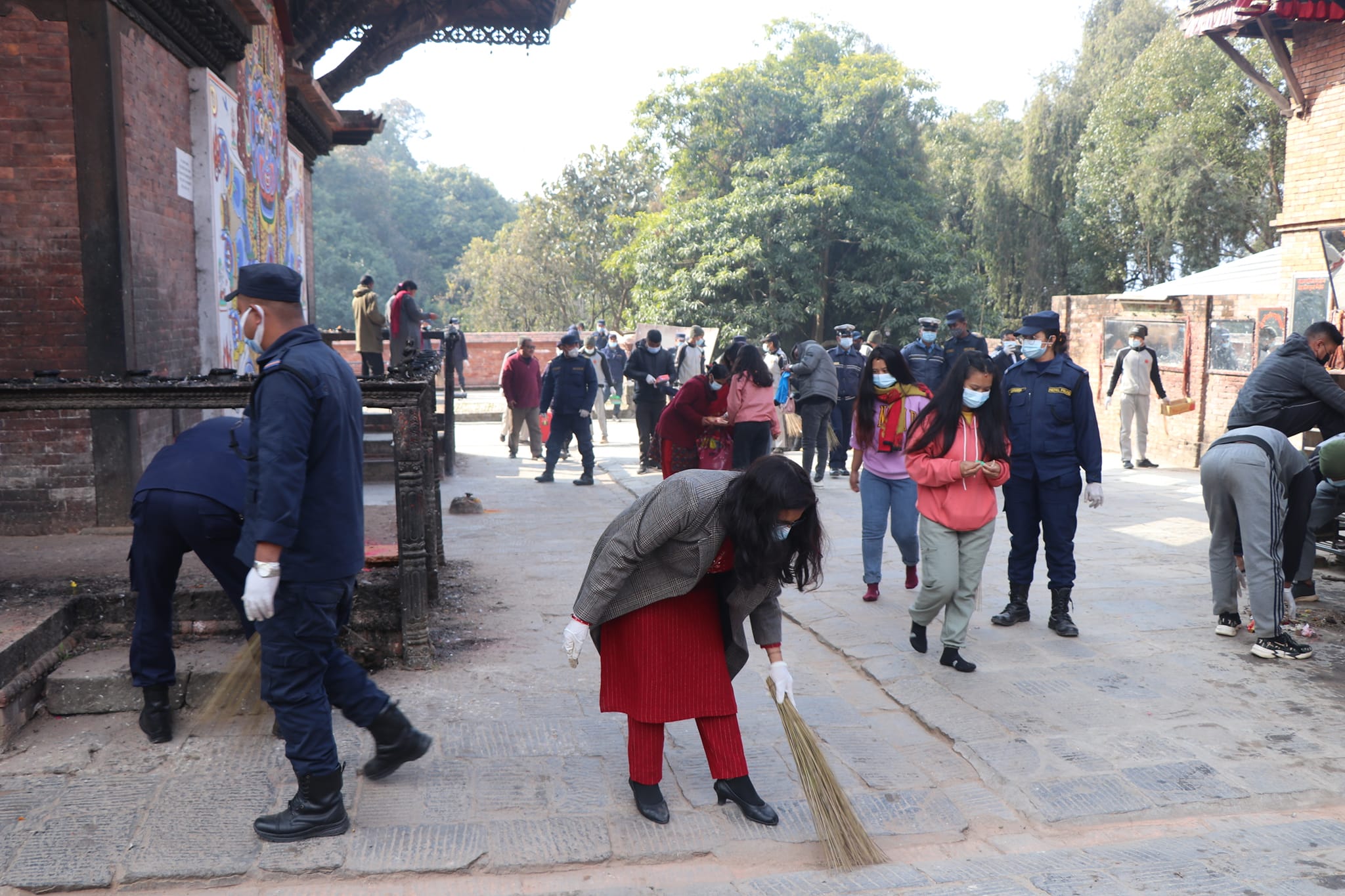प्रजातन्त्र दिवस : काभ्रेमा सरसफाई अभियान, प्रजिअ पाण्डे आफैँ झाडु लिएर पुगिन् सडकदेखि मन्दिरसम्म