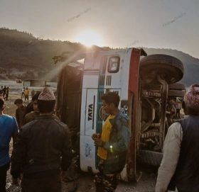 यात्रुवाहक बस दु र्घ ट ना, १२ जना घा इ ते