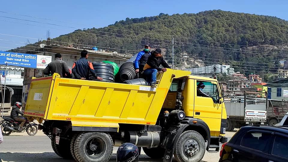 काभ्रेको बनेपा नगरको बजार अनुगमनः सडकपेटी मिचेर राखिएका वस्तु नियन्त्रणमा