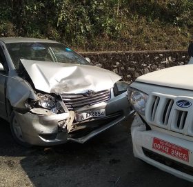 काभ्रेमा कार र बोलेरो एक आपसमा ठोक्किए