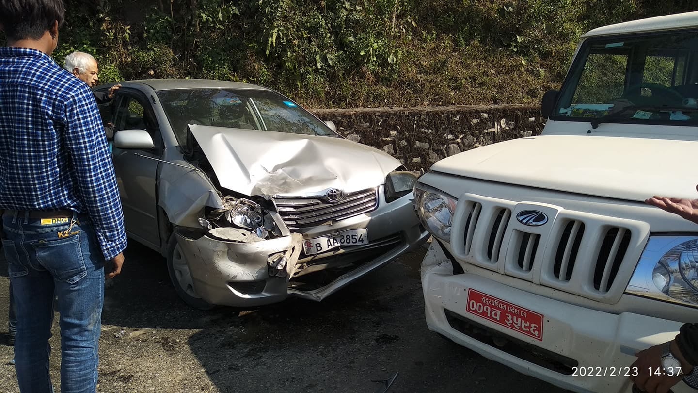 काभ्रेमा कार र बोलेरो एक आपसमा ठोक्किए