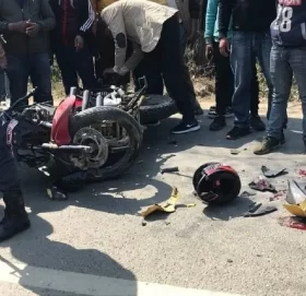 मोटसाइकल र स्कुटर एकआपसमा ठोक्किँदा एक जना गम्भीर घा इ ते