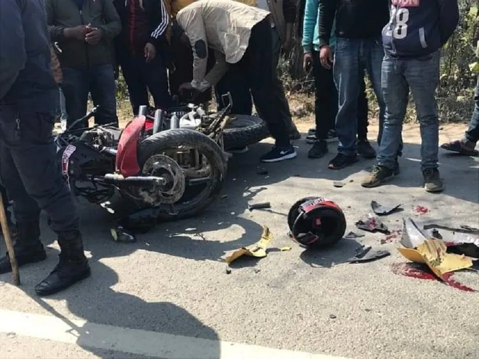 मोटसाइकल र स्कुटर एकआपसमा ठोक्किँदा एक जना गम्भीर घा इ ते