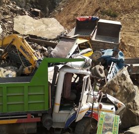 काभ्रेको ढुङ्गा खानीमा पहिरो खस्यो : एकको मृ त्यु, कैयौँ मानिस पुरिएको आ शं का