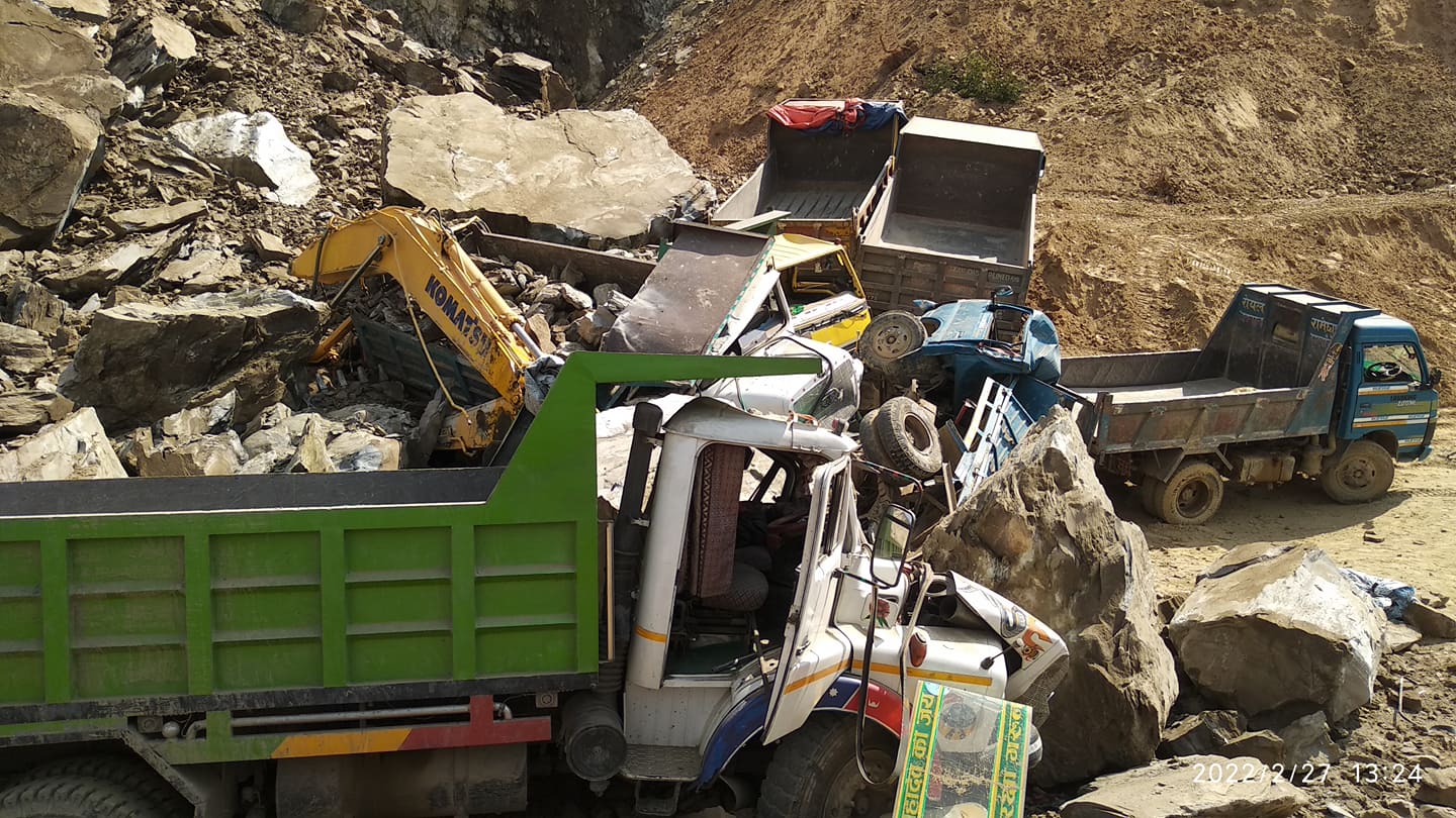 काभ्रेको एक ढुङ्गा खानीमा पहिरो खस्यो : २ जनाको उद्धार, अझै केहि व्यक्ति पुरिएको आ शं का